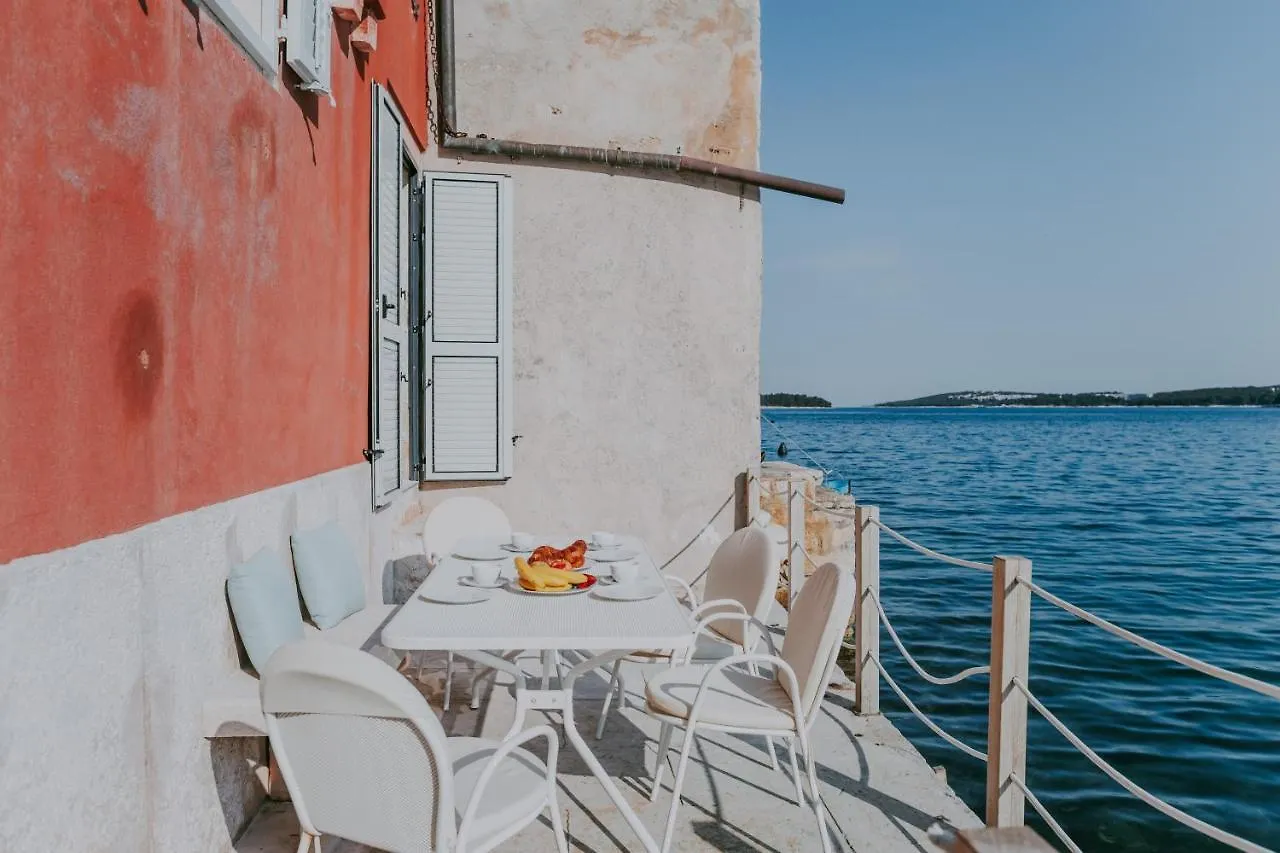 Дом отдыха Вилла Luxury Seafront Palazzo Ровинь