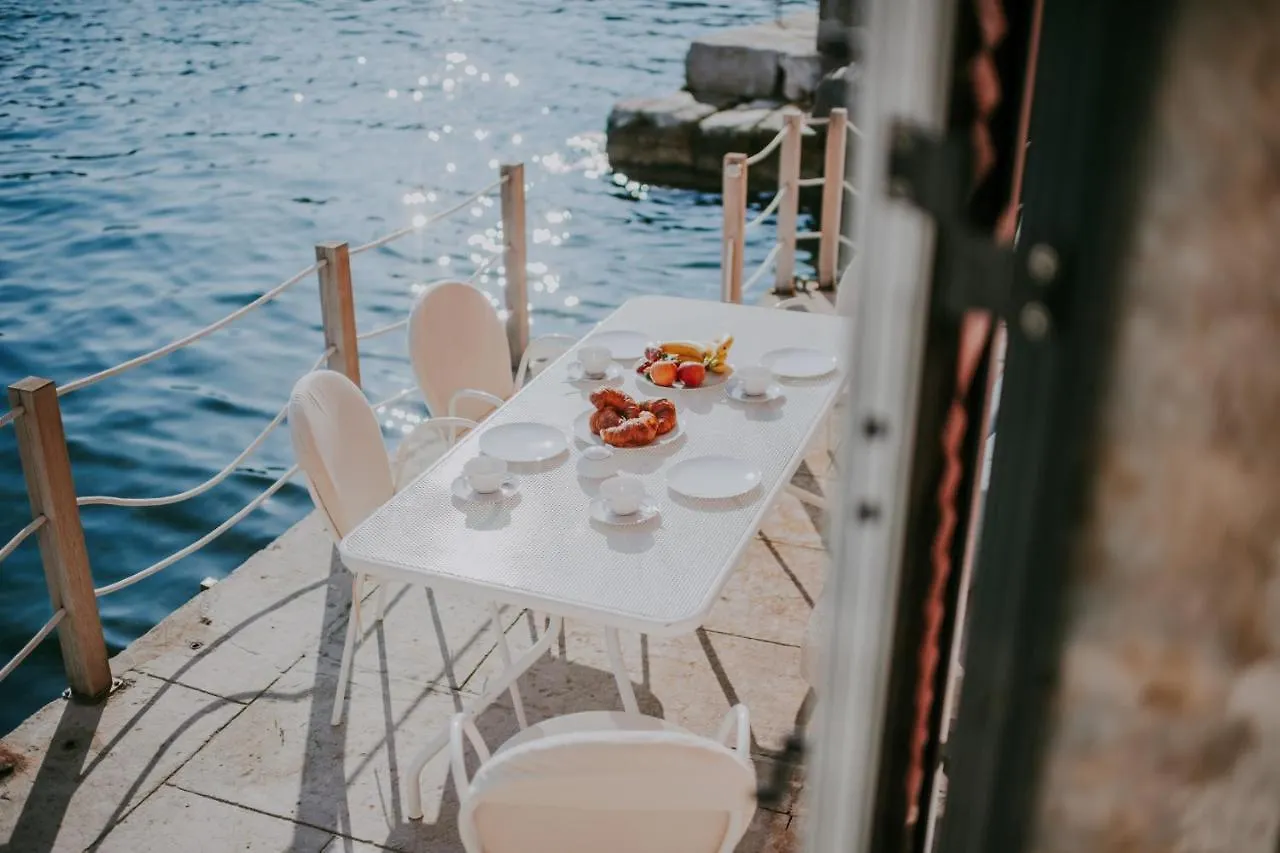 Дом отдыха Вилла Luxury Seafront Palazzo Ровинь